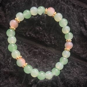 Elegant Green Beaded Bracelet with Gold Accents